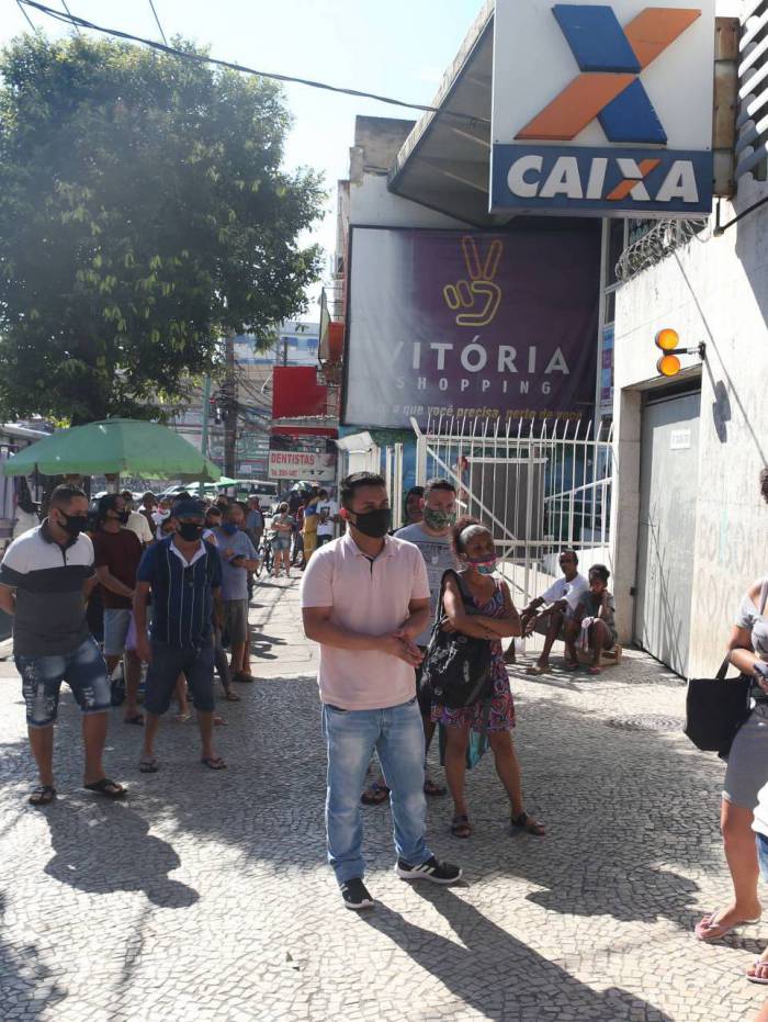 Rio,22/07/2020 -COVID-19 -CORONAVIRUS, RAMOS, fila na Caixa Economica,grande movimentacao de pessoas para pegar mais uma parcela do auxilio emergencial . Na foto, pessoas na fila.Foto: Cleber Mendes/Agência O Dia