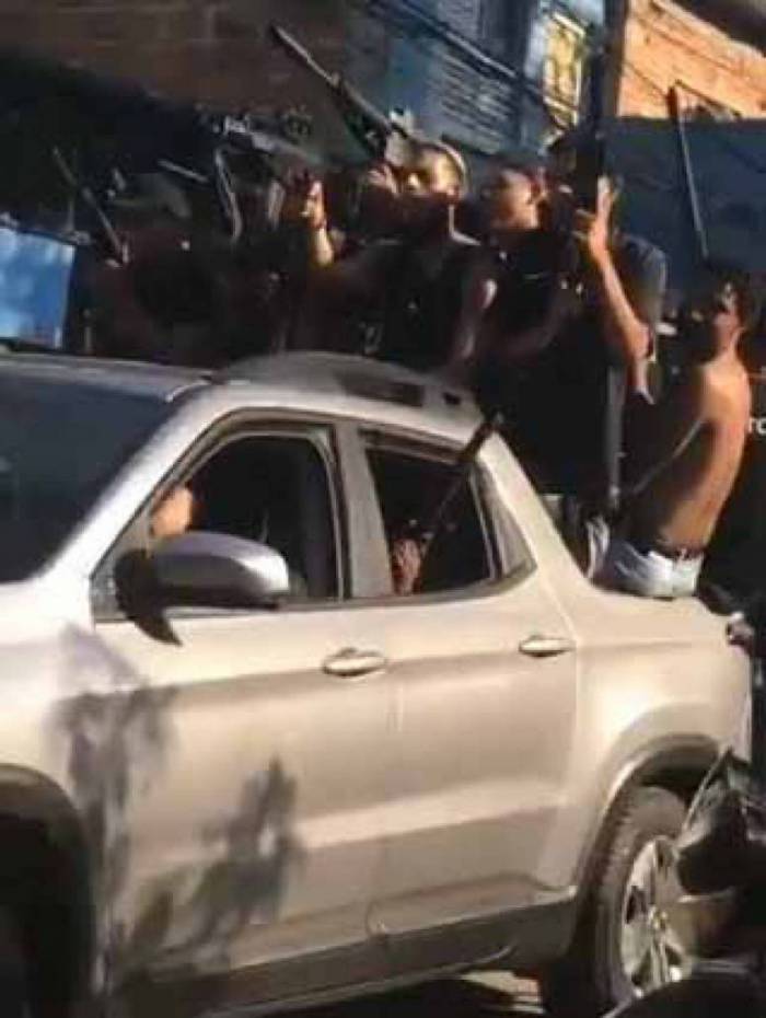 Vídeo: gravação de clipe com homens usando armas falsas chama a atenção no Jacarezinho 