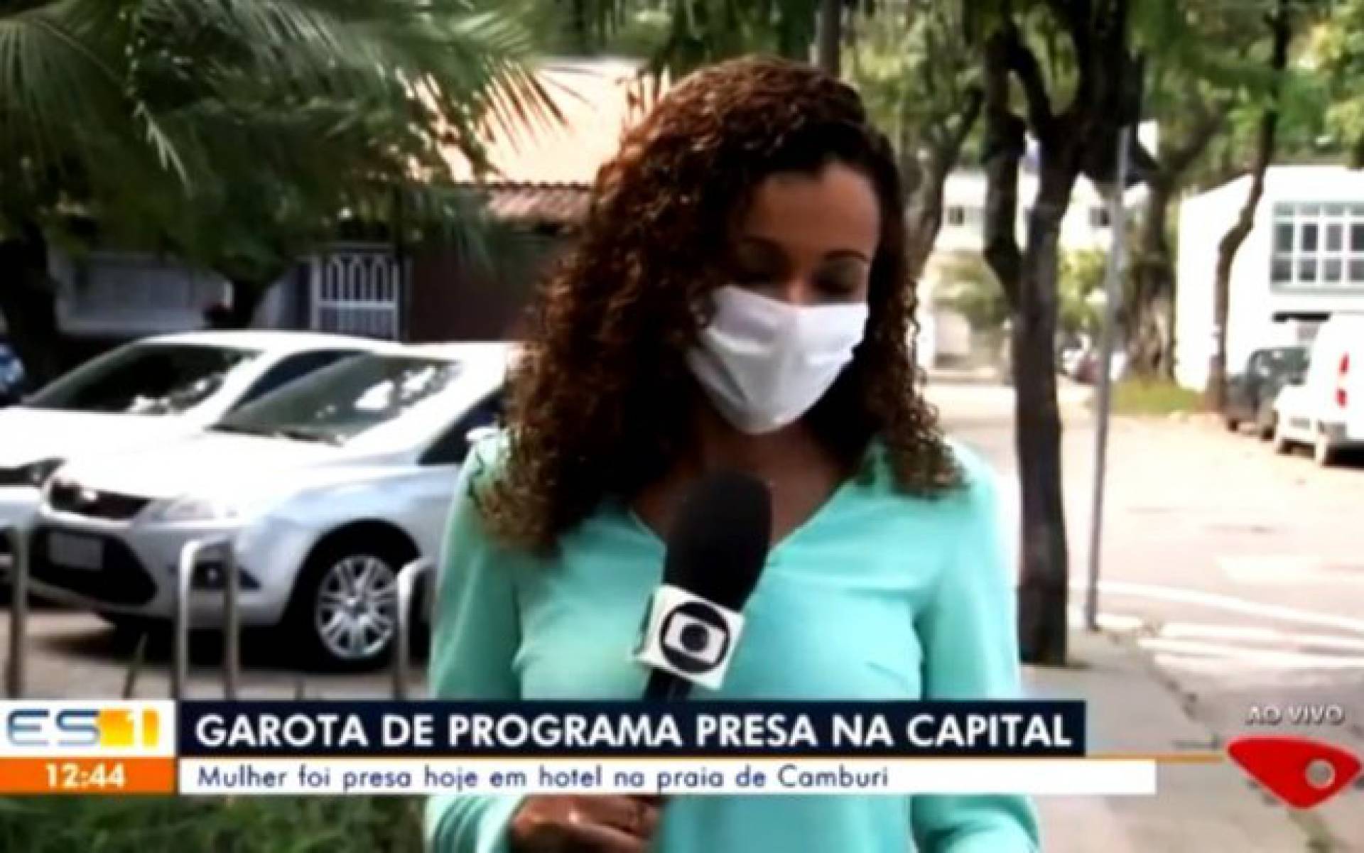 Vídeo! Repórter não consegue controlar o riso ao noticiar que mulher foi  presa nua Jornal MEIA HORA - Televisão