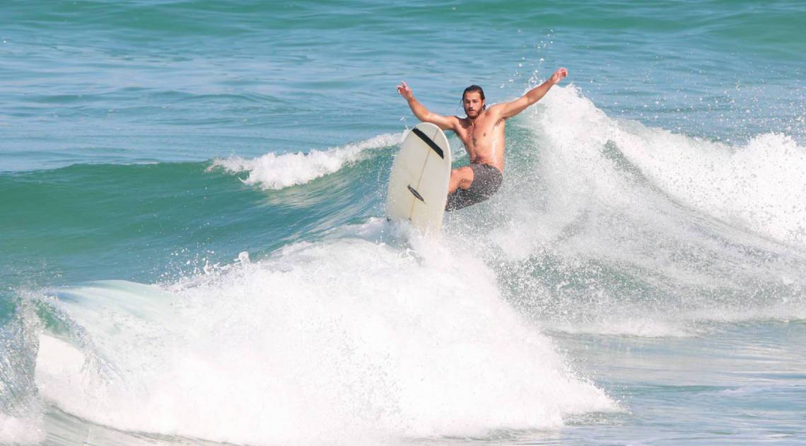 Isabella Santoni surfa na Praia da Joatinga