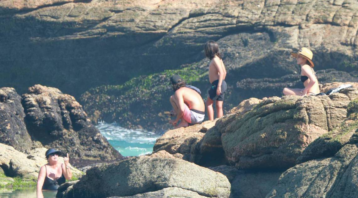 Isabella Santoni surfa na Praia da Joatinga