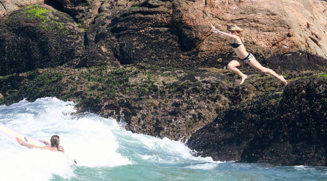 Isabella Santoni surfa na Praia da Joatinga