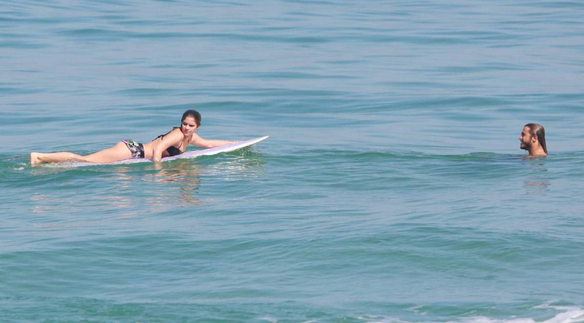 Isabella Santoni surfa na Praia da Joatinga