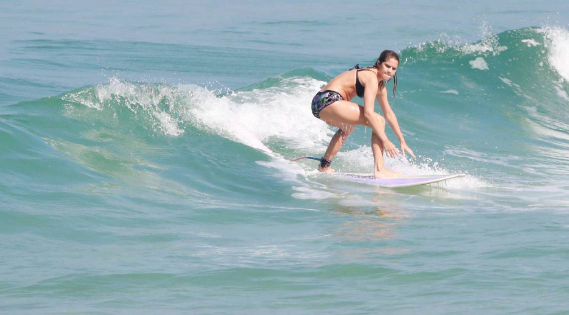 Isabella Santoni surfa na Praia da Joatinga