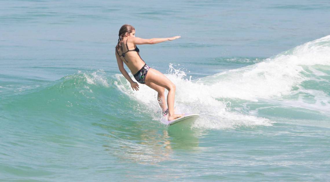 Isabella Santoni surfa na Praia da Joatinga