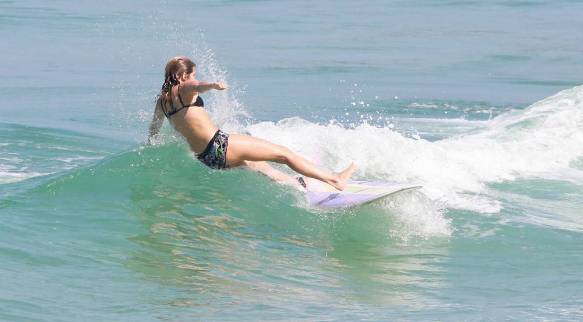Isabella Santoni surfa na Praia da Joatinga