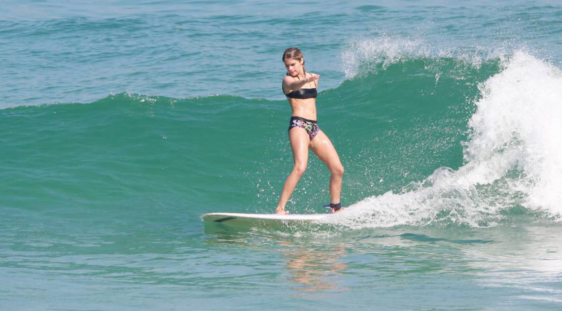 Isabella Santoni surfa na Praia da Joatinga