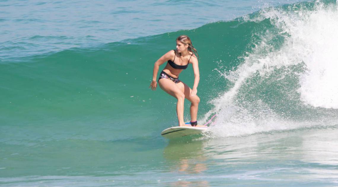 Isabella Santoni surfa na Praia da Joatinga