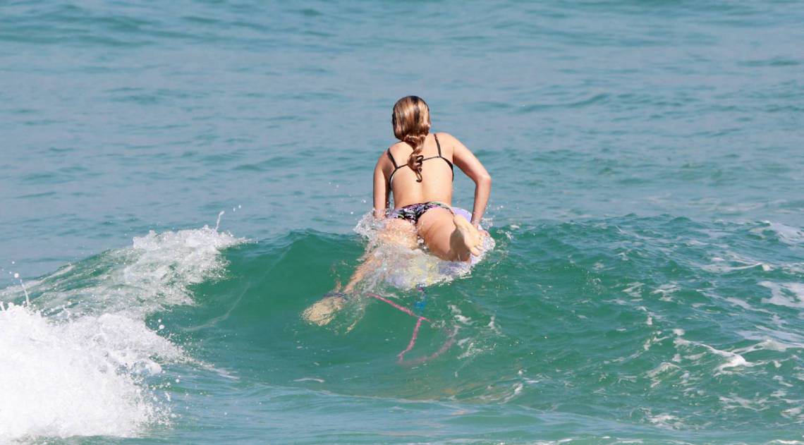Isabella Santoni surfa na Praia da Joatinga