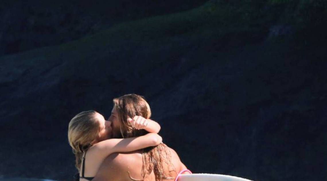 Isabella Santoni surfa na Praia da Joatinga