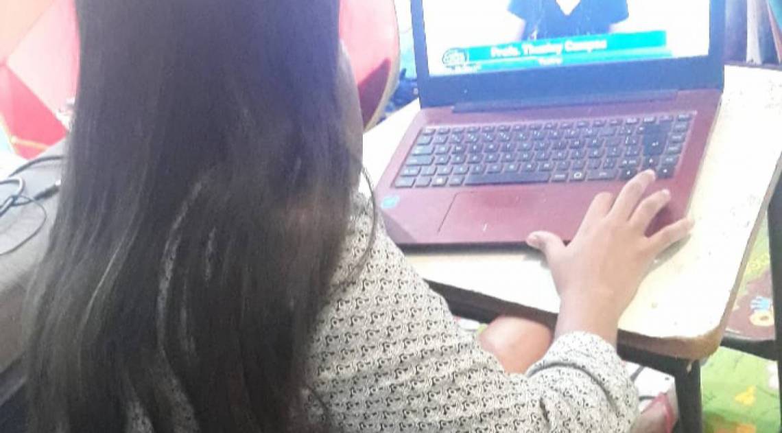 Aulas virtuais permitem a continuação dos estudos e proporciona interação entre alunos e professores. Apesar da falta do contato presencial, Cintia Ester (embaixo), aluna de teatro, aprovou o formato - Divulga&ccedil;&atilde;o