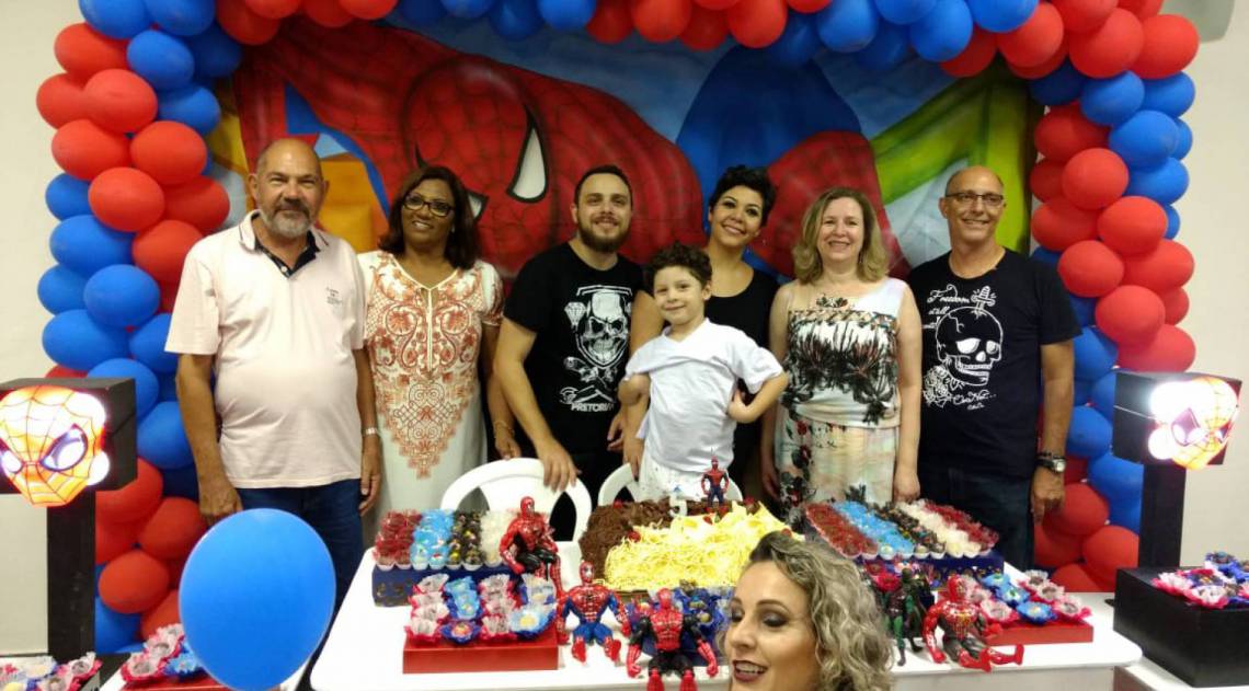 No aniversário de 2018, Heitor comemorou com os pais e os quatro avós - ARQUIVO PESSOAL
