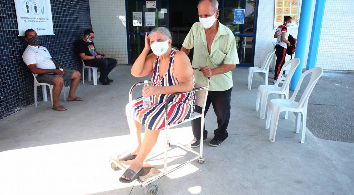 Rio,23/07/2020 -COVID-19 -CORONAVIRUS, DUQUE DE CAXIAS, Hospital Adao pereira Nunes, ronda nos hospitais,unidades de saude afetadas pela greve de enfermeiros e tecnicos da saude. Na foto, Iraci Patricio da Silva dos Santos com seu marido Alberto Alves dos Santos, o proprio marido tenta colocar a esposa no carro.Foto: Cleber Mendes/Agência O Dia