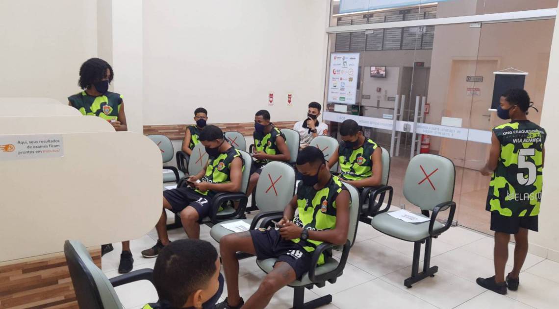 ZONA OESTE - CRAQUES DA VIDA - Com doações do Flamengo, projeto Craques da Vida planeja retorno aos gramados com segurança