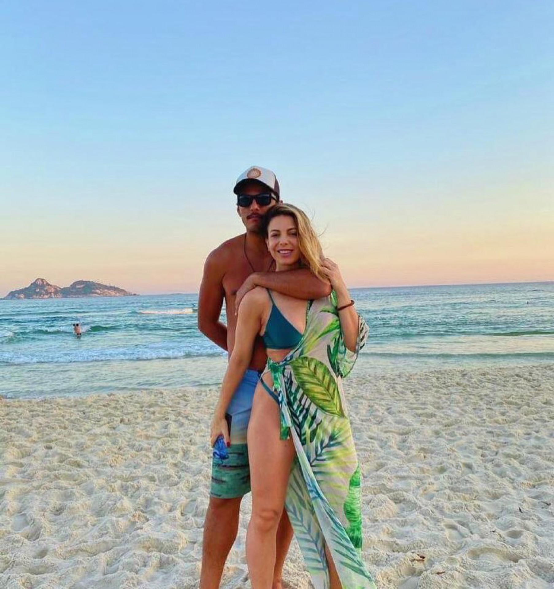 Sheila Mello ganha declaração de amor do namorado, Feijão - Reprodução Internet