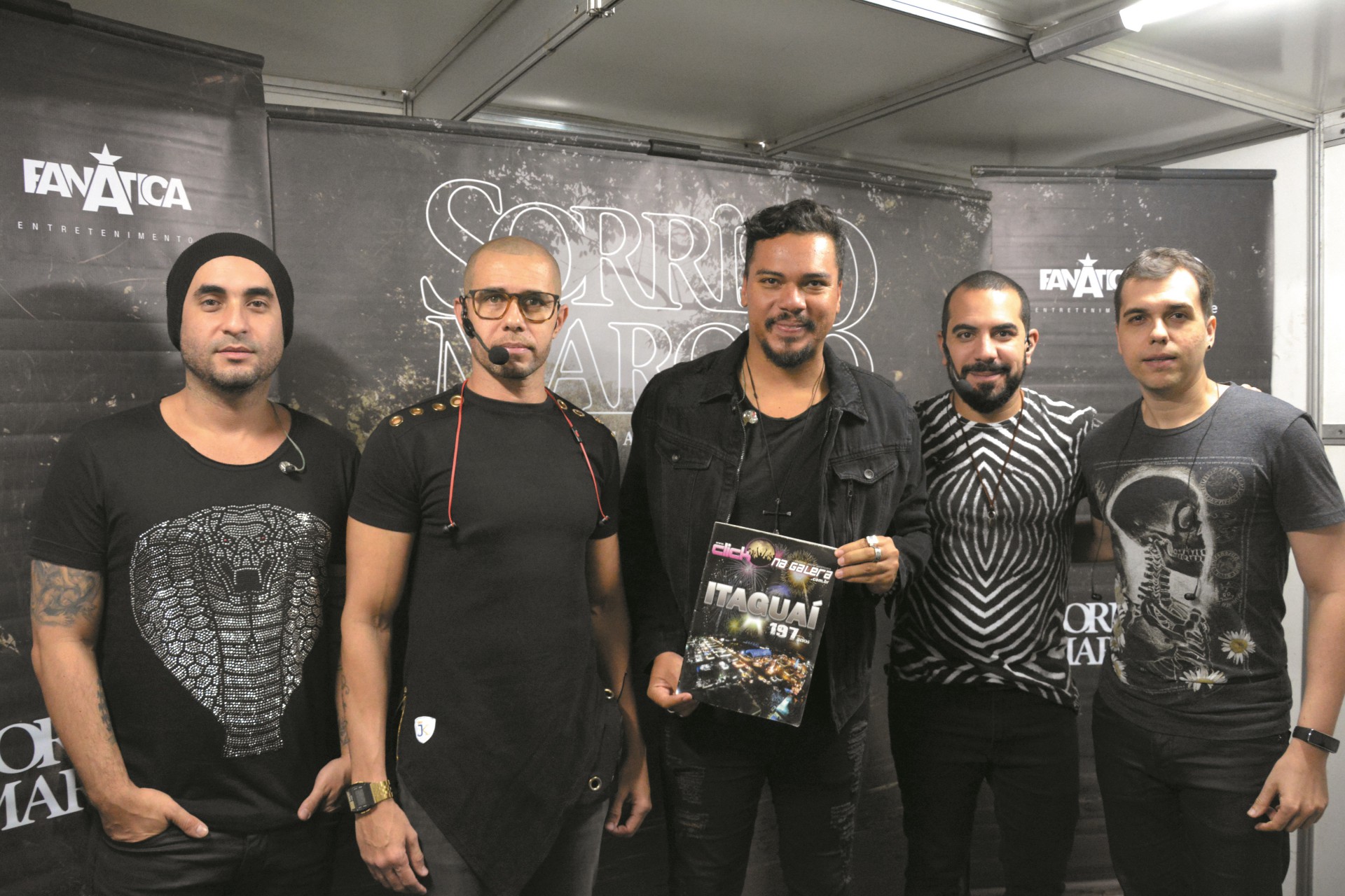 Sorriso Maroto na Expo de Itaguaí, em 2007, com a Revista nas mãos - Arquivo pessoal