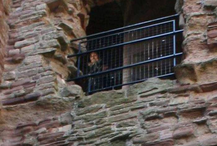 Fantasma aparece em castelo mal-assombrado e&nbsp;intriga internautas. Confira!