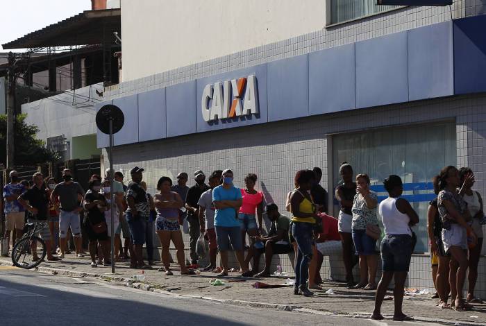 Mais um dia de longas filas nas agências da Caixa Econômica do Rio depois do bloqueio de contas 