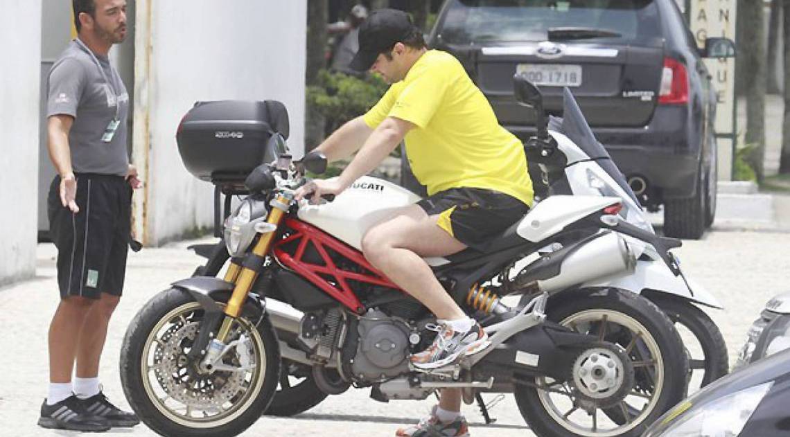 Ben&iacute;cio com sua Ducati Monster na Barra - Dilson Silva / Agnews