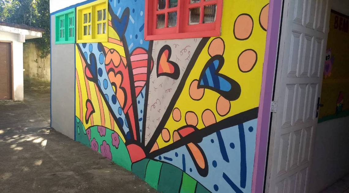 Releitura de obra de Romero Britto ornamenta um dos paineis