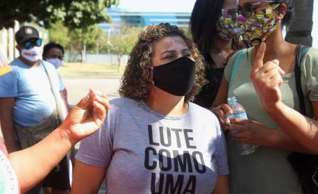 Ambulantes organizam manifestação contra Operações de Verão, em Copacabana