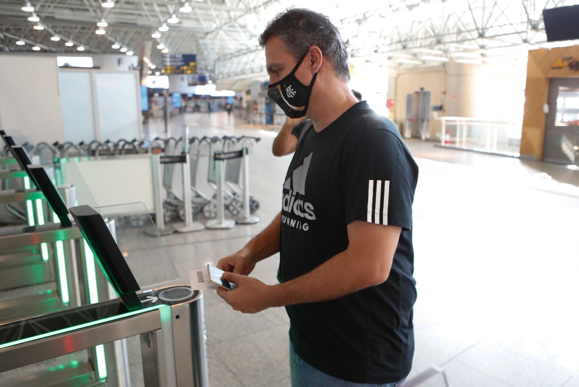 Dirigentes do Flamengo desembarcam em Lyon para intensificar interesse em Thiago Mendes