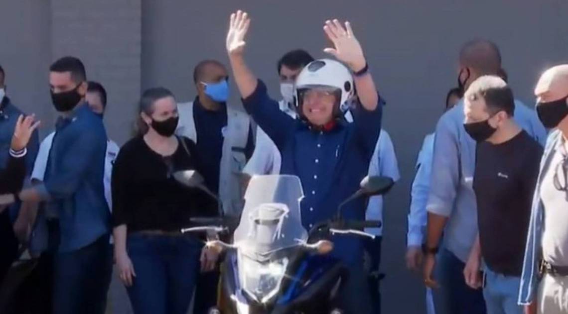Bolsonaro saiu de moto do Palácio da Alvorada - Reprodução/CNN