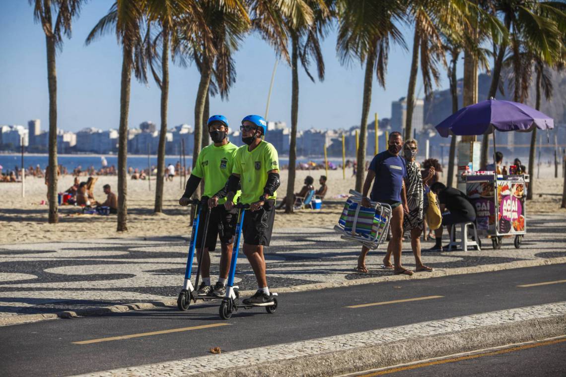 Rio, 25/07/2020  - COVID 19 - CORONAVIRUS - Sabado de praia. PM de patinete na orla na praia do Leme. zona sul do Rio. coronavirusrio. Foto: Ricardo Cassiano/Agencia O Dia
