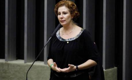 Estudo não permite concluir que proteção após infecção é melhor que vacinação, ao contrário do que diz deputada