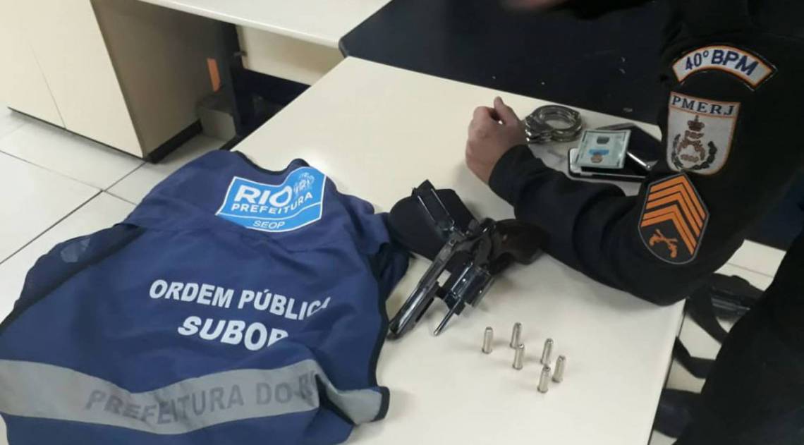 Sujeito portava um revólver calibre 38, carregado com seis munições - Divulgação Seop/Prefeitura Rio