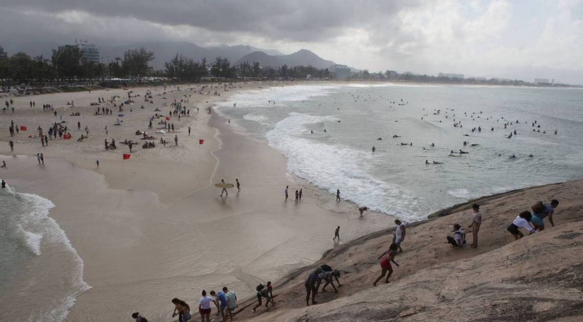 Rio, 26/07/2020  - COVID 19 - CORONAVIRUS - Domingo de praia. Surfistas e banhistas na praia do Pontal, na orla do Recreio, Recreio dos Bandeirantes. zona oeste do Rio. coronavirusrio. Foto: Ricardo Cassiano/Agencia O Dia