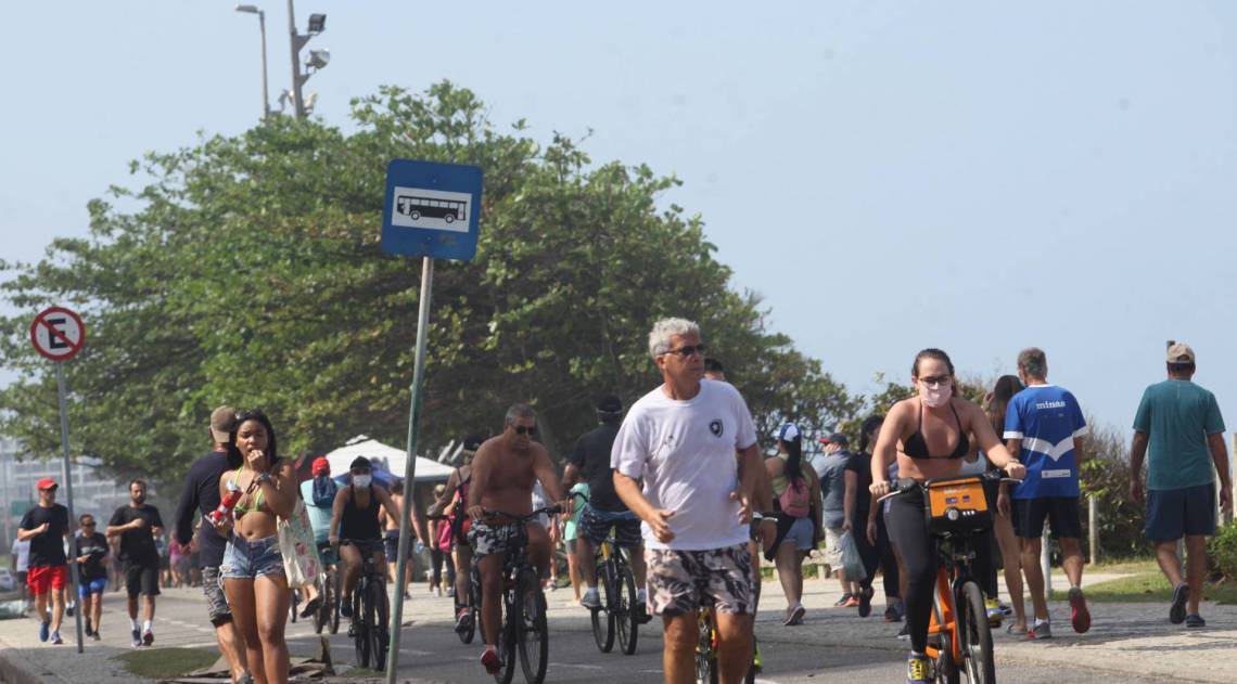 Rio, 26/07/2020  - COVID 19 - CORONAVIRUS - Domingo de praia. Pessoas, na orla na praia do Quebra Mar, Barra da Tijuca. zona oeste do Rio. coronavirusrio. Foto: Ricardo Cassiano/Agencia O Dia