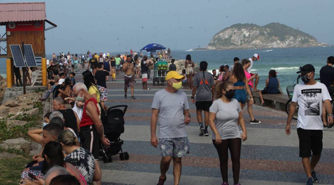 Pessoas na orla na praia do Quebra Mar, na Barra da Tijuca - Ricardo Cassiano / Agência O Dia
