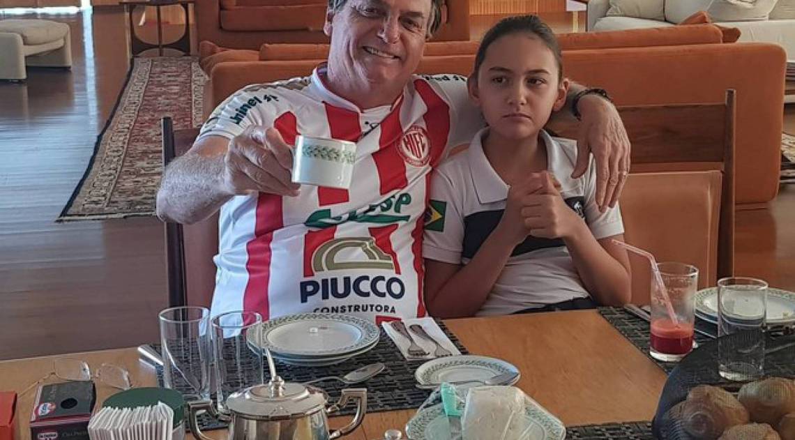 Presidente publicou uma foto no Facebook tomando caf&eacute; da manh&atilde; com a filha Laura - ReproduÇÃO/Facebook