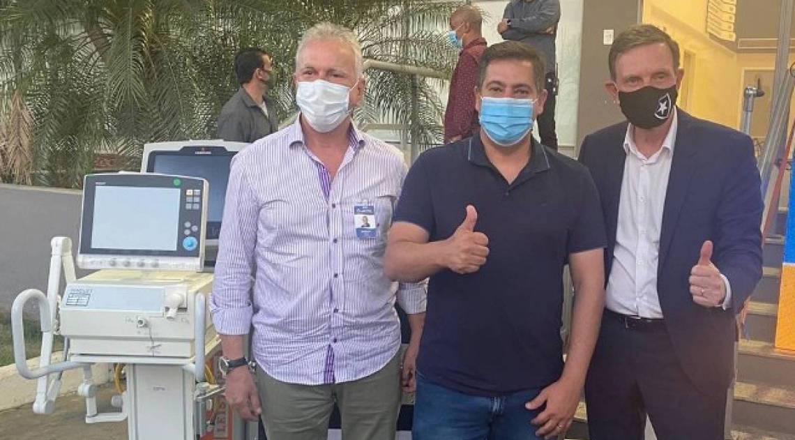 Iranildo Campos, Secretário de Saúde, Dr. Serginho, Deputado Estadual e o Crivella, Prefeito do RJ  - Imagem de internet - Cerimônia de entrega dos 10 respiradores para Cabo Frio 