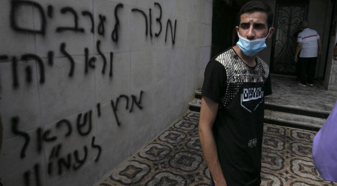 Pichações em uma mesquita na cidade de Ramallah, na Cisjordânia - AFP