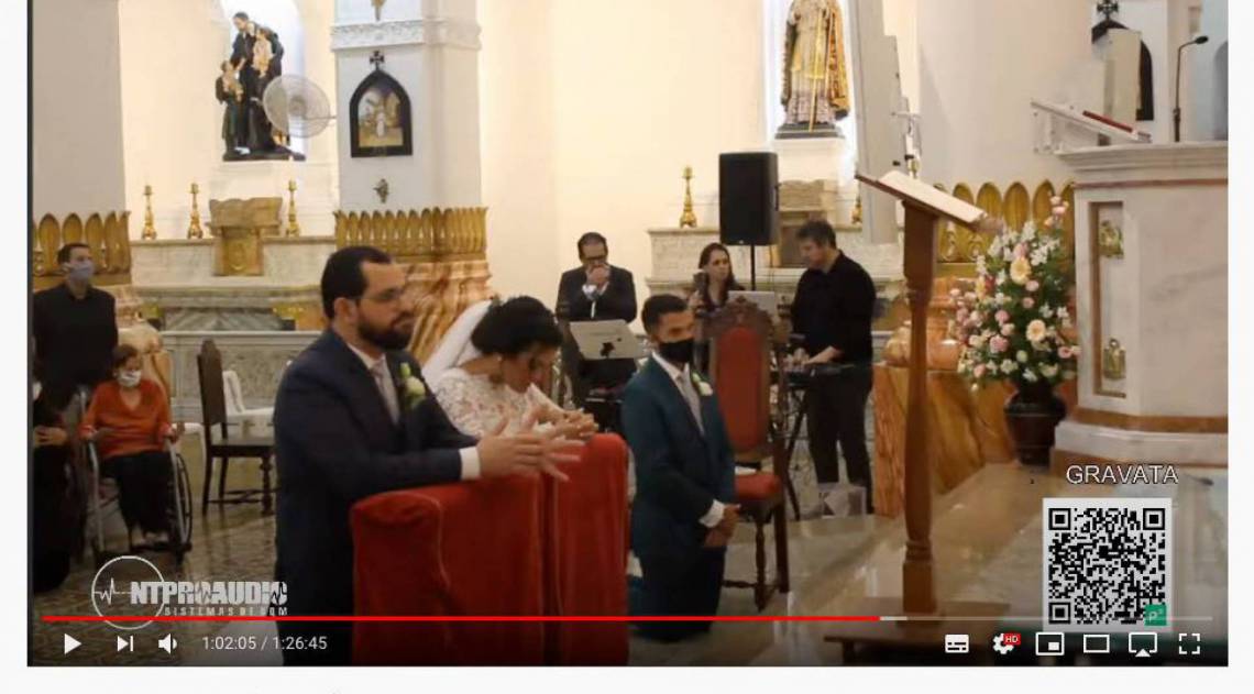 Familiares e amigos puderam acompanhar a cerimônia de casamento de Otávio e Thaís pelo YouTube, com transmissão direto da igreja - Reprodução / YouTube