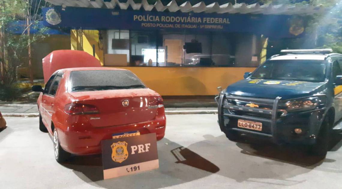 O Fiat Siena estava com placa diferente da original: policiais identificaram o registro de roubo na DP do Recreio - Divulgação - PRF