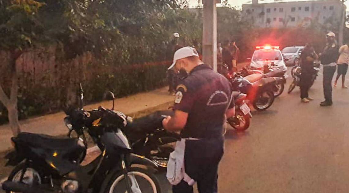Agentes da prefeitura e da Guarda Municipal de Campos dispersaram uma festa irregular e apreenderam diversas motocicletas com documentação irregular - Divulgação prefeitura de Campos