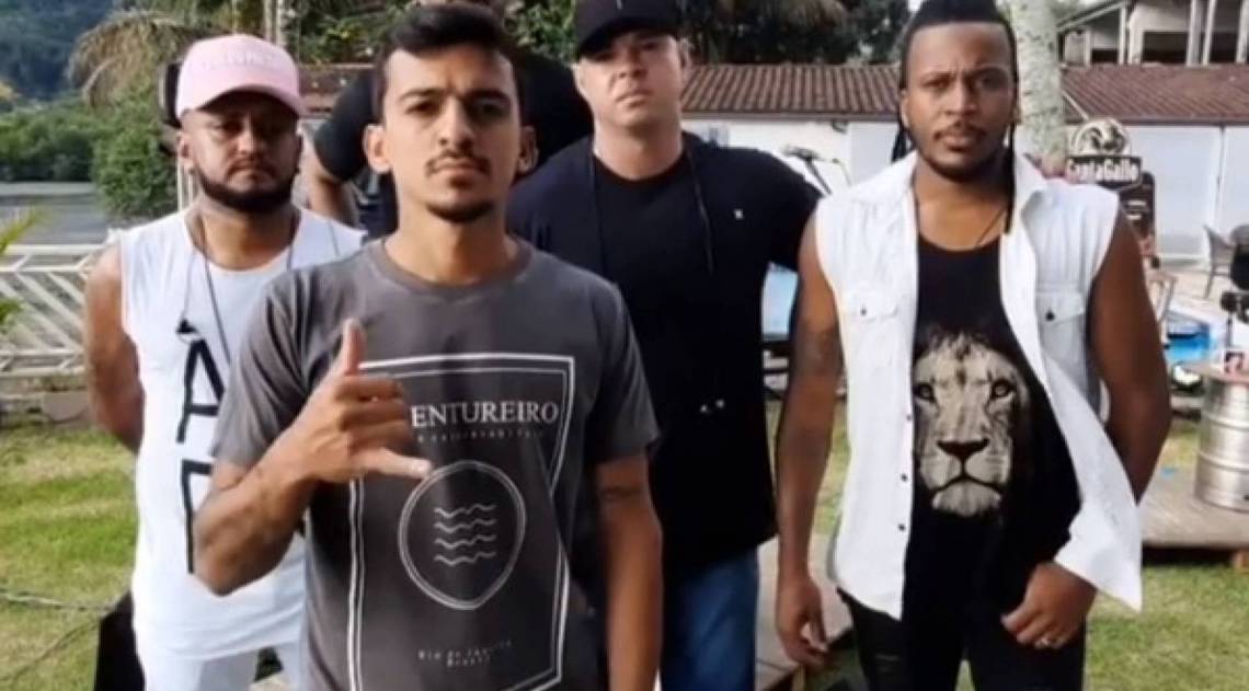 Grupo Aglomerou: "Estou tenso at&eacute; agora", diz o cantor Jo&atilde;o Victor Costa (&agrave; frente) - Reprodução/Instagram