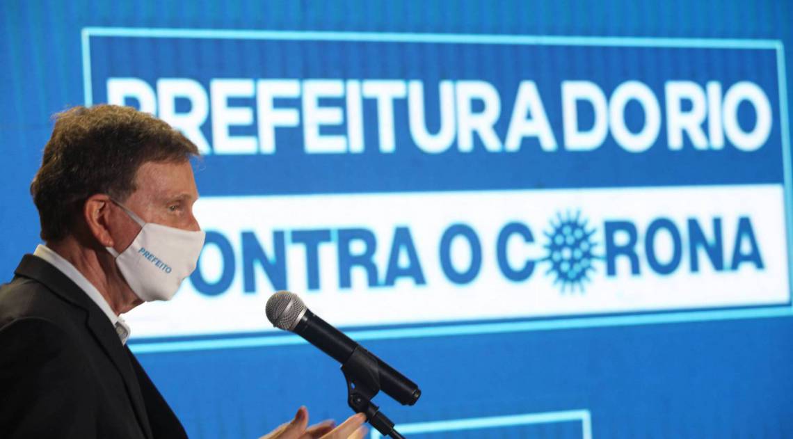 O prefeito Marcelo Crivella deu entrevista coletiva ontem para anunciar as medidas - Ricardo Cassiano