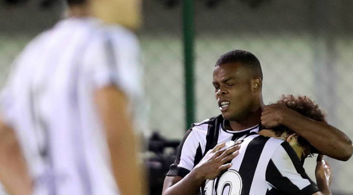 Tanque comemora gol que deu classificação ao Botafogo na Copa do Brasil após vitória por 1 a 0 sobre o Bragantino