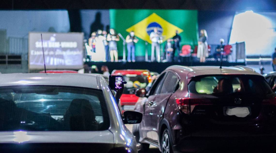 Culto religioso no sistema drive na Ilha São João, em Volta Redonda