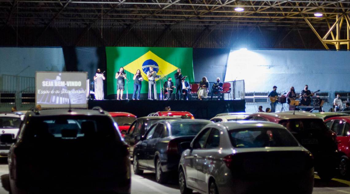 Culto religioso no sistema drive na Ilha São João, em Volta Redonda - Gabriel Borges