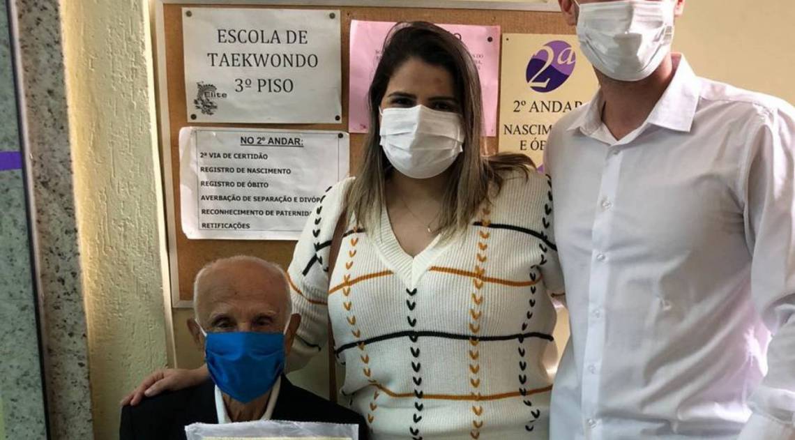 Carolina Vaz e Jonas Nery com o avô dele, de 96 anos