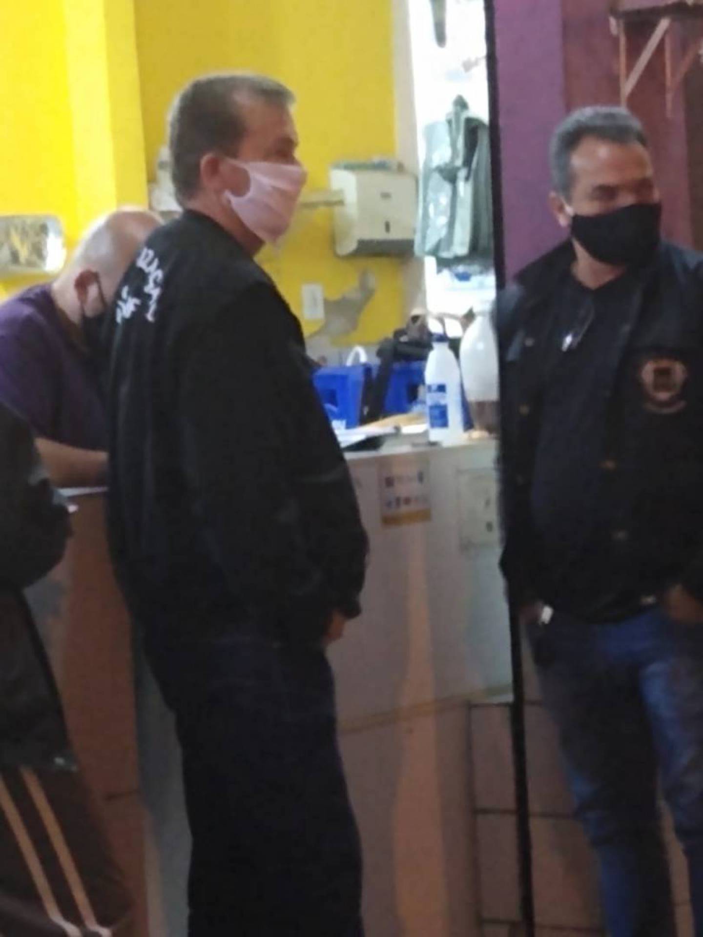 Força-tarefa autua e notifica bares no final de semana em Volta Redonda