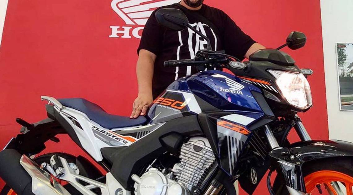 Babu Santana recebe moto que ganhou no BBB 20 - Reprodução Instagram