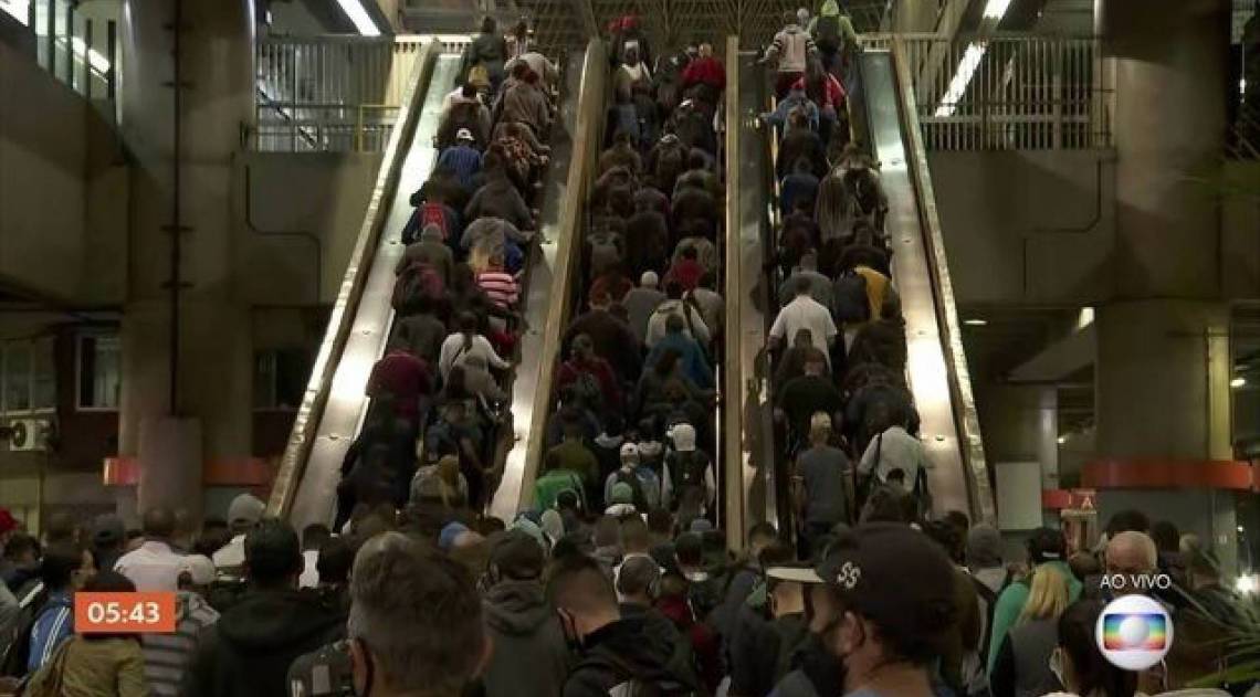 Estações de metrô em São Paulo tiveram aglomerações por atraso na abertura - Reprodução TV Globo