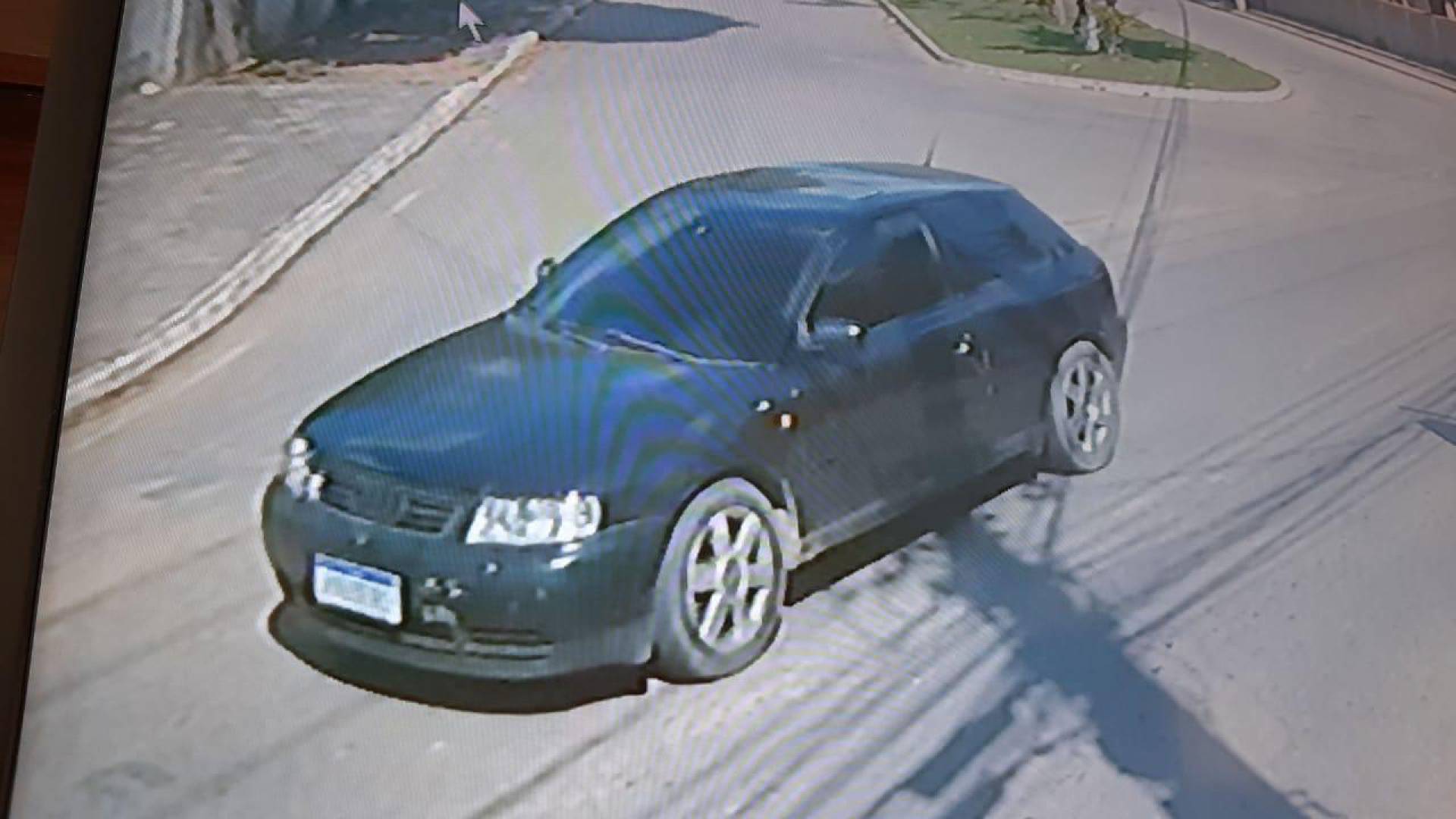 Carro usado por criminosos foi flagrado por câmeras de segurança