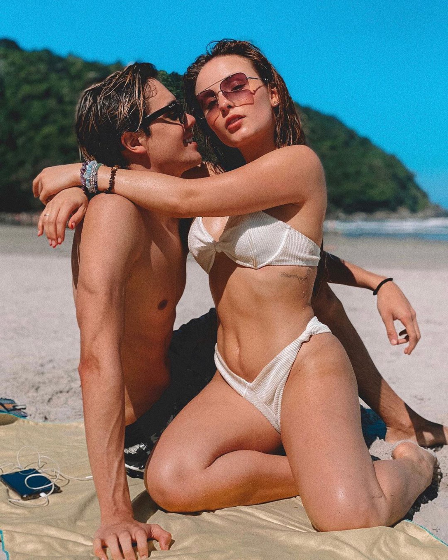 Larissa Manoela surge ao beijos com o namorado em dia de praia.